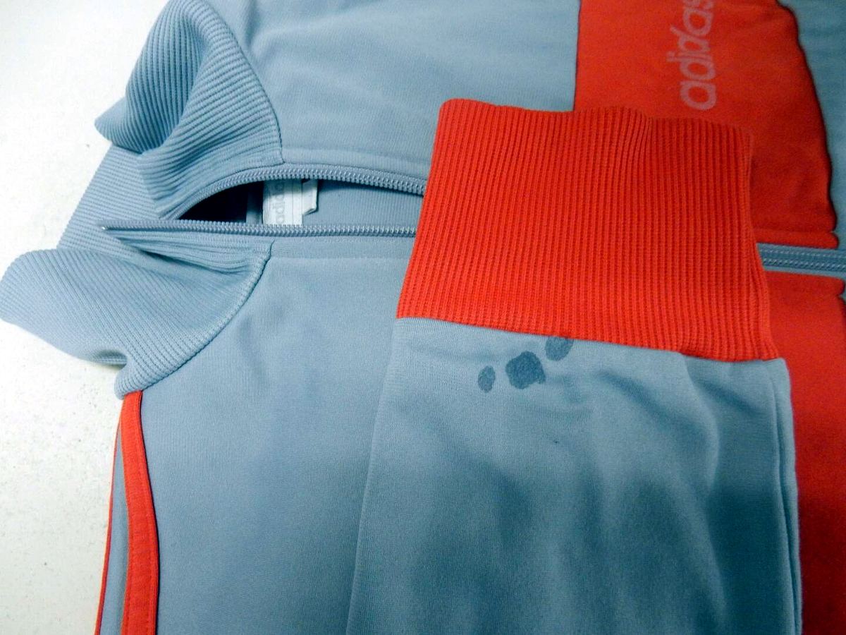 接着剤のシミ Before