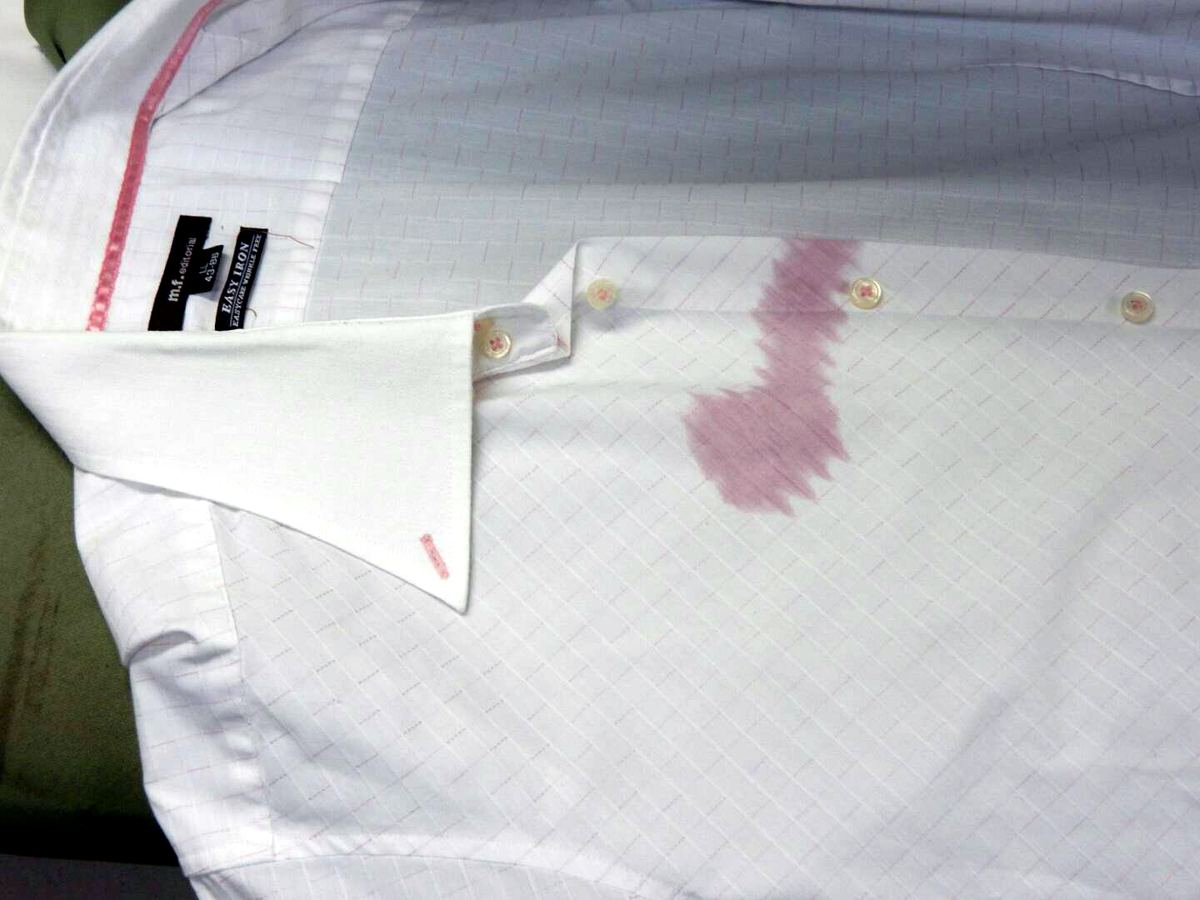 ワインのシミ Before